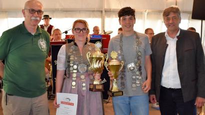 Bild: rgr
Beim Fischerfest des Fischereivereins Grafenwöhr wurden Katrin Jobst als Fischerkönigin und Noah Hauer als Jugend-Fischerkönig proklamiert. Vorsitzender Wolfgang Specht (links) und Schirmherr Bürgermeister Edgar Knobloch (rechts) gratulierten dazu.