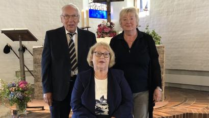Bild: Evangelische Kirchengemeinde/exb
Lektorin Eva-Maria Kluge (rechts) feiert den Gottesdienst und segnet Margitta und Manfred Vogt anlässlich ihrer Goldenen Hochzeit