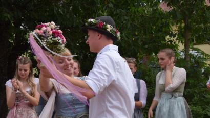 Bild: bö
Leonie Schießl und Patrick Hollweck werden zum neuen Ransbacher Oberkirwapaar gekürt.