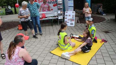 Bild: Nikolaus Scherr/exb
Vor dem Messestand des BRK zeigtn die Schüler des Schulsanitätsdienstes die Versorgung kleiner Blessuren.