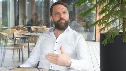 Bild: Gabi Schönberger
Stefan Ziegler argumentiert einhändig. Die rechte Hand muss der Unternehmer aktuell schonen. Trotzdem hat er sich Zeit genommen, um über seine Ziegler-Group zu sprechen.