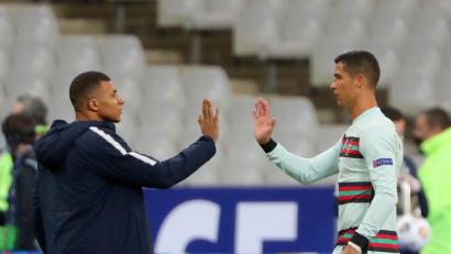Bild: Thibault Camus/AP/dpa
Treffen im EM-Viertelfinale aufeinander: Frankreichs Kylian Mbappé (l) und Portugals Cristiano Ronaldo.