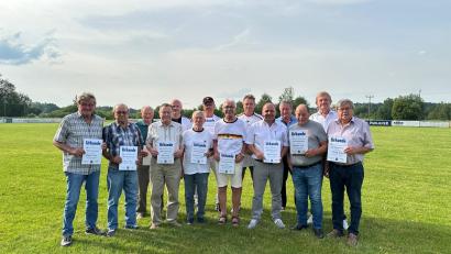 Bild: FSV Tirschenreuth/exb
Die geehrten Mitglieder: (von links) Anton Gleißner, Willi Riedl, Richard Weiß, Alois Ockl, Mario Bäumler, Dr. Wolfgang Seidl, Nikolaus Finkler, Karl-Heinz Fräde, Reinhold Schedl, Harald Bader, Markus Holländer, Erich Schlitter, Dritter Bürgermeister Norbert Schuller und Herbert Sladky.