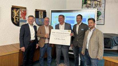 Bild: Marktgemeinde Wiesau/exb
Staatsminister Christian Bernreiter kam zur Übergabe des Förderbescheids nach Wiesau. Im Bild von links: Landtagsabgeordneter Tobias Reiß, Bürgermeister Toni Dutz, Christian Bernreiter, Bundestagsabgeordneter Albert Rupprecht, Zweiter Bürgermeister Michael Dutz.