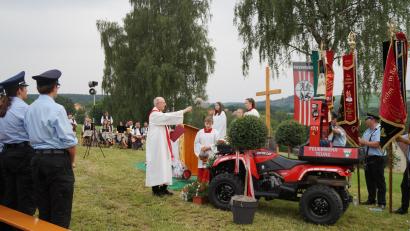 Bild: wel
Pfarrer Herbert Rösl segnet das Quad