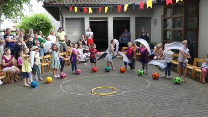 Bild: Kinderhaus Krummennaab/exb
Die Kinder und ihre Eltern hatten beim Fußballfest im Krummennaaber Kinderhaus St. Marien ihren Spaß.