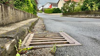 Bild: Gabi Schönberger
Über 30 solcher Sinkkästen im Neustädter Stadtnorden müssen ausgewechselt werden, weil sie keine Kanalreinigung mehr möglich machen.