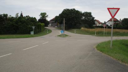 Bild: bnr
Im Zuge der Neuausrichtung der Wasserversorgung muss die St 2151 bei Kögl mit der Wasserleitung zweimal überquert werden. Dies soll im September unter Vollsperrung geschehen.