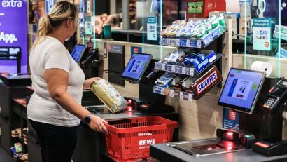Bild: Oliver Berg/dpa
Die Supermarktkette Rewe setzt künftig noch stärker auf Selbstbedienungskassen.
