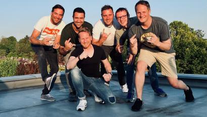 Bild: jr
So sehen die Musiker heute aus, sie sind zwar älter geworden, brennen aber noch für Live-Musik. Im Bild (von links) Bastian Englmeier, Christof Sporrer, Markus Malzer (kniend), Alexander Fachtan, Matthias Fröhlich und Bernhard Sommer.