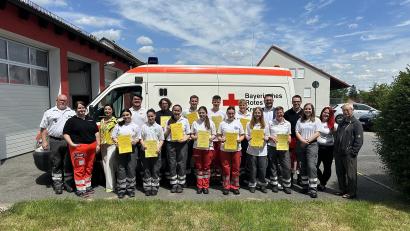 Bild: Simone Schultes/BRK-Kreisverband Tirschenreuth/exb
Zwölf neue Sanitäter beim Kreisverband Tirschenreuth im BRK. Mit im Bild: Kreisbereitschaftsleiter Christian Stahl, Lehrgangsleiterin Melissa Wagner, stellvertretende Chefärztin Susanne Brückner (von links), Prüfer Jakob Meyer (Fünfter von links), Chefarzt Dr. med. Bertram Völkl, stellvertretende Kreisbereitschaftsleiterin Verena Völkl, Prüferin Theresa Maurer, Lehrgangsleiter Philipp Hundhammer (von rechts) und Kreisgeschäftsführer Sven Lehner (Sechter von rechts).