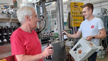 Bild: u
Die Schlossbrauerei Hirschau hat für rund eine halbe Million Euro ihre Füllerei umfassend modernisiert. Junior-Chef Sebastian Dorfner (rechts) und ,Senior-Chef Franz Dorfner (links) stoßen auf die Inbetriebnahme an.
