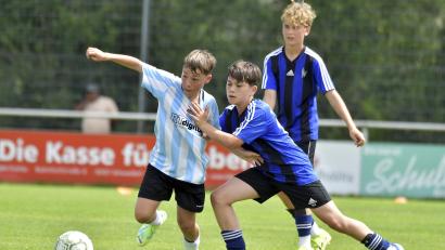 Bild: Hubert Ziegler
Die jungen Kicker der U12/13 des SV Raigering (links) und der SpVgg SV Weiden (rechts) lieferten sich ein heißes Duell.