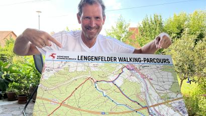 Bild: eik
Der Kümmersbrucker Sportkoordinator Peter Schuller präsentiert den neuen "Lengenfelder Walking-Parcours". Diese Tafel wird beim Startplatz, dem Lengenfelder Dorfplatz, aufgestellt.