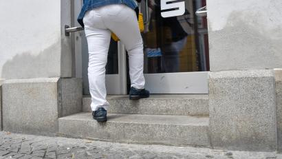 Bild: Petra Hartl
Barrierefrei ist das nicht: Die Treppen zum Geldautomaten in der Bahnhofstraße erschweren den Zutritt zur Sparkassen-Filiale in der Innenstadt.