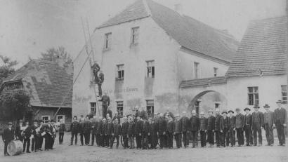 Repro: gi
Das Bild zeigt eine Übung der Feuerwehr Burgtreswitz mit der großen Feuerleiter vor etwa 100 Jahren.