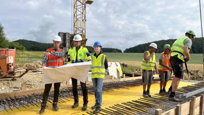 Bild: Christine Hollederer
Jour fixe auf der Baustelle der Brückensanierung in Kirchenreinbach. Philipp Biesler (links) lässt sich von Bauleiter Gerald Lord auf den aktuellen Stand bringen. Rechts: Praktikantin Theresia Merkl von der Firma Englhard.