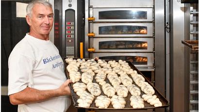 Bild: Petra Hartl
Roland Birkl mit einem Blech voller Spitzeln vor dem Backofen. Das Bergfest beschert dem Amberger Bäcker viel Arbeit.
