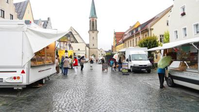 Bild: kaz
Die Stadt Kemnath hatte am Donnerstag zum Wochenmarkt eingeladen. Zehn Fieranten aus der Region boten auf dem Stadtplatz ihre Waren an. Durch das wechselhafte Wetter blieb der große Anstrum allerdings aus.