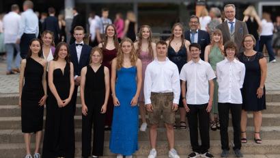 Bild: Fotostudio Pastyrik, Pegnitz
Die besten Abiturienten mit Schnitt bis 1,5. Vorne von links: Lena Höller, Antonia Lehner, Rebecca Schreml, Sophie Dobmeier, Tim Weismeier, Leon Arzich und Johannes Wöhrl. Hinten von links: Marlene Wohlmann, Florian Kleber, Gianna Thurn, Sophie Reber, Liliane Krockauer und Julia Hahn.