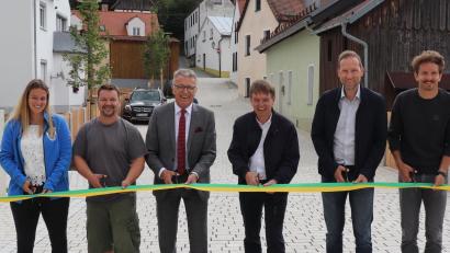 Bild: Stadt Tirschenreuth/exb
Bürgermeister Franz Stahl (Dritter von links) mit David Neidl vom Planungsbüro Neidl & Neidl, Stadtkämmerer Harald Eckstein, Stadtbaumeister Andreas Ockl, Bauleiter Marcel Leistner von der Firma WTU Weischlitz sowie der Bauamtmitarbeiterin und Projektverantwortlichen Regina Zahn (von rechts) beim offiziellen Banddurchschnitt.