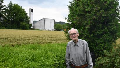 Bild: kki
Von seinem Garten aus hat Oswald Baer die Pirker Auferstehungskirche, an deren Bau er neben Pfarrer Gottfried 
 Leibl maßgeblich beteiligt war, gut im Blick.