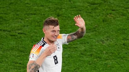 Bild: Marcus Brandt/dpa
Deutschlands Toni Kroos winkt ins Publikum, gegen Spanien wird er mit zu den Schlüsselspielern gehören.