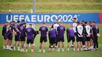 Bild: dpa/Christian Charisius
Nur allzu gerne würden Zuschauer mitreden, wenn Bundestrainer Julian Nagelsmann (Mitte) mit seinem Team die Strategie festlegt. Auch so mancher Trainer aus dem Landkreis Schwandorf hat klare Vorstellungen, wo man jetzt im EM-Spiel gegen Spanien ansetzen sollte.