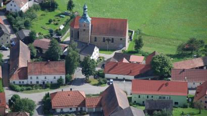 Bild: sl
Die Kirche St. Jakobus in Döllnitz: Hier feiert der ganze Ort am 28. Juli gemeinsam mit Bischof Rudolf Voderholzer.