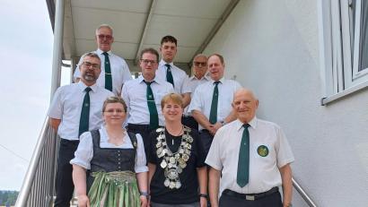 Bild: Bettina Sammet/exb
Gauschützenkönigin Luftpistole Anja Hecht, Schützenkönigin Margit Schertel und Schützenmeister Alfred Koch (vorne von links) sowie Werner Schnabel, Roland Schröpf, Christian Koch, Erik Dobler, Kurt Roppert und Josef Thoennisen (hinten von links) nach der Königsproklamation.
