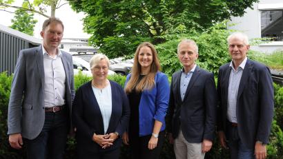 Bild: Eva Plößner/exb
Christina Süß (Mitte) ist die neue BCA für die Arbeitsagentur Schwandorf. Dorothea Seitz-Dobler (Zweite von links) wird mit einem Dank der Geschäftsführung verabschiedet.