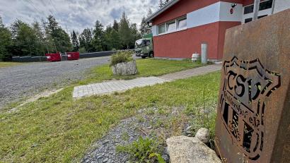 Bild: Matthias Bäumler/fph
Auf dem Schotterplatz hinter dem TSV-Sportheim soll eine Multifunktionshalle gebaut werden.