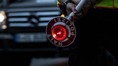 Symbolbild: Paul Zinken/dpa/Symbolbild
Ein Kleinkraftrad-Fahrer wurde in Neumarkt mit falschem Kennzeichen erwischt.