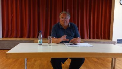 Bild: Lothar Porst/exb
Pfarrer Reinhard Forster aus Kirchenpingarten sprach im Immenreuth auf Einladung des KAB-Ortsverbandes.