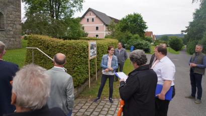 Bild: fvo
Katharina Bodensteiner (Mitte) spricht vor der Bewertungskommission über die Dorfkapelle und ihre Geschichte.