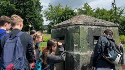 Bild: Anna Grädler/exb
Interessante Einblicke gewannen die Schüler am Beobachtungsbunker Mödlareuth.