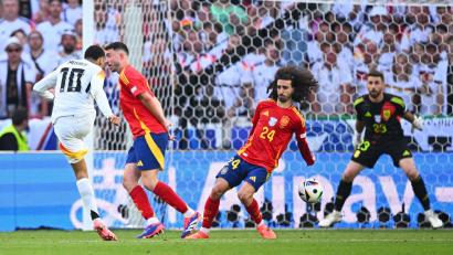 Bild: Tom Weller/dpa
Spaniens Marc Cucurella (M) bekommt den Schuss von Deutschlands Jamal Musiala an den Arm.
