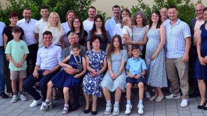 Bild: lgc
Hans Lautner mit seiner Frau Gerlinde (vorne Mitte) im Kreise seiner großen Familie. Zu den zahlreichen Gratulanten zählte auch Bürgermeister Johannes Schmid (Zweiter von rechts).