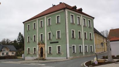 Bild: bjp
Selbst zum Museumsstück geworden ist das Pressather Haus der Heimat. Über die Zukunft des 1900 als Mädchenschule erbauten Museumsgebäudes machen sich Stadt und Heimatpflegebund gleichermaßen Gedanken. Nun werden im Umfeld Stellplätze geschaffen.