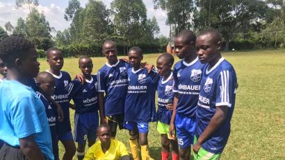 Bild: Gebhardt/exb
Die Fußballer in Kenia spielen künftig in Trikots aus der Oberpfalz.