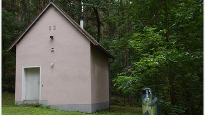 Bild: bö
Der Brunnen in Arling ist seit 2019 vom Netz. Das Wasserwirtschaftsamt Weiden spricht sich nun gegen eine Wiederaufnahme der Wasserentnahme aus dem Tiefenbrunnen aus.