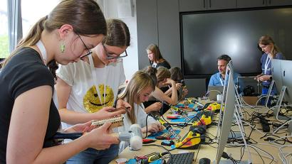 Archivbild: Wiesel/OTH Amberg-Weiden/exb
Im 3D-Druck-Workshop bauen die Mädchen bunt blinkende und programmierbare LED-Lichtorgeln.