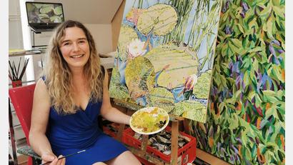Bild: Portner
Dieses Seerosen-Bild hat die Künstlerin Katharina Gierlach beim Stipendium-Aufenthalt im Schwandorfer Partnerlandkreis Görlitz (Sachsen) angefangen zu malen, fertig wird es im Atelier im Elternhaus in Winklarn.