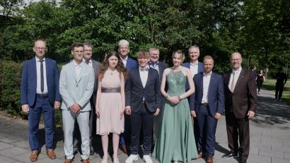 Bild: usc
Die vier jungen Leute vorne schafften Spitzennoten (von links): Christian Breßling 1,0, Victoria Welsch 1,1, Valentin Böhm 1,1, und Nika Kempf 1,2. Dahinter von links Elternbeiratsvorsitzender Wolfang Roggenhofer, stellvertretender Schulleiter Josef Eckert, stellvertretender Landrat Michael Rischke, OB Michael Cerny, die Landtagsabgeordneten Harald Schwartz und Bernhard Heinisch sowie Schulleiter Martin Wurdack.