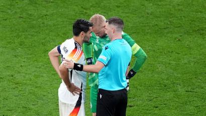 Bild: Marcus Brandt/dpa
Nur die Kapitäne der Teams dürfen auch künftig im Europapokal nur noch mit dem Schiedsrichter diskutieren.