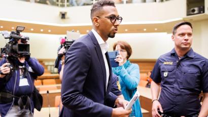 Bild: Matthias Balk/dpa
Jérôme Boateng im Gerichtssaal (Archivbild)