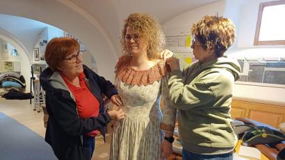 Bild: u
Evi Fritsch (links) und Sabine Wopperer (rechts) passen die Kostüme, die man zum Großteil im Nürnberger Staatstheater einkauft, den Schauspielerinnen (hier Meike Birner, Komtesse Franziska) und Schauspielern an. Eine gewaltige Aufgabe: Beim „Wirtshaus im Spessart“ gibt es rund 30 Sprechrollen und etwa 20 Nebenrollen, die zweimal eingekleidet werden.