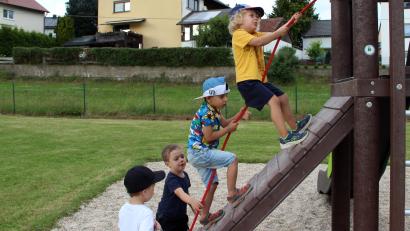 Bild: lep
Der Kletterturm wird gleich einmal von den Jungs in Beschlag genommen und als sehr gut empfunden.