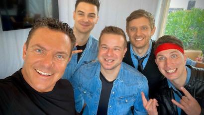 Bild: Plank/exb
Die Band Rotzlöffl, hier nach der Live-Show „Immer wieder sonntags“ in der ARD ausgelassen mit Moderator Stefan Mross (ganz links). Zur Gruppe gehören die Musiker (von links) Andreas Kirchberger, Christoph Plank, David Sorgenfrei und Sandro Augustin.
