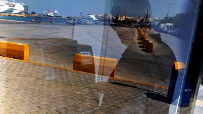 Symbolbild: Emily Wabitsch/dpa
Viele deutsche Urlauber bevorzugen für kleinere Beträge Bargeld. Um auf alle Eventualitäten vorbereitet zu sein, sollte man aber verschiedene Zahlungsmittel dabei haben.